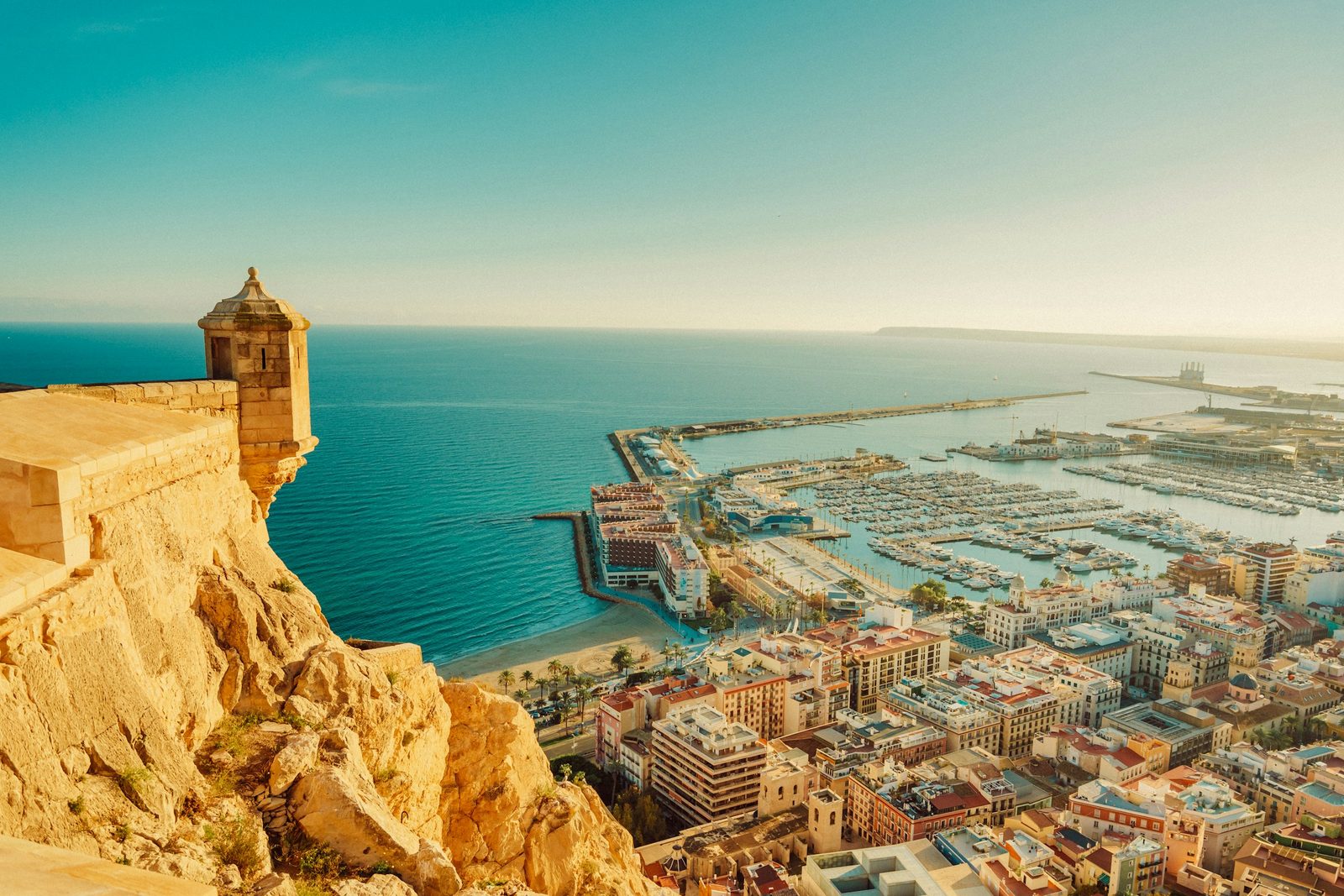 Castillo de Santa Bárbara y puerto de Alicante