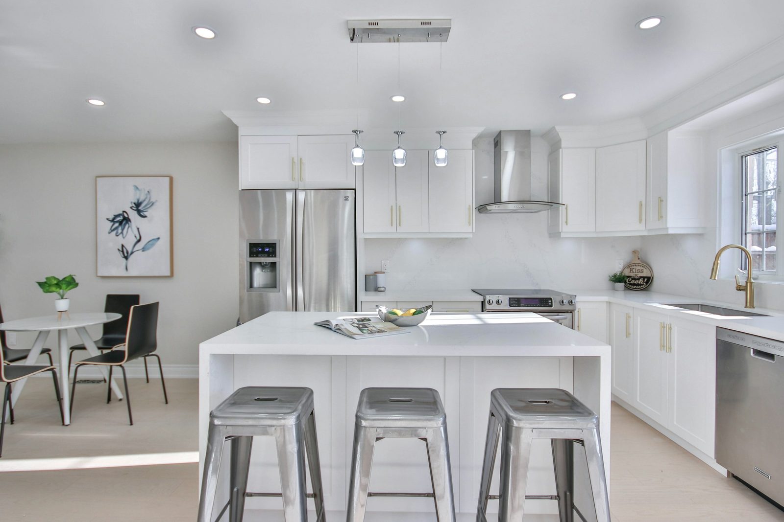 Cocina reformada con isla y encimera porcelánica en Alicante